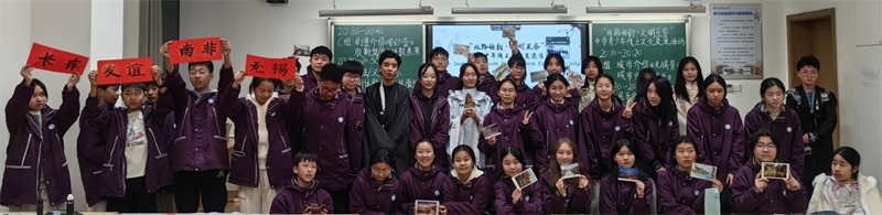 中南學生合影留念。