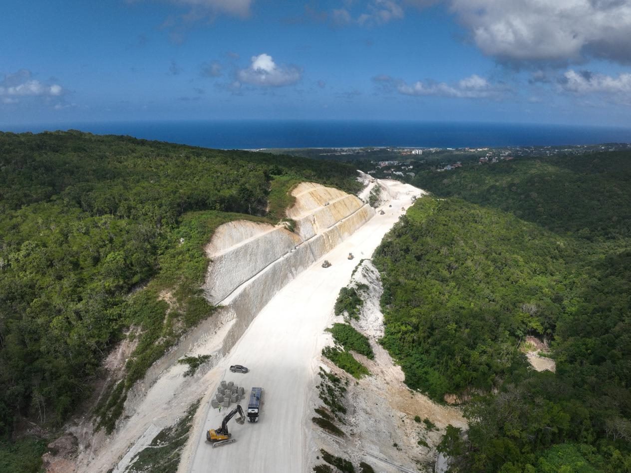 圖為中企承建的牙買加蒙特哥貝繞城路項(xiàng)目基層試驗(yàn)段正在進(jìn)行攤鋪和碾壓施工，相關(guān)施工工作已于近日順利完成。中國港灣美洲區(qū)域公司供圖