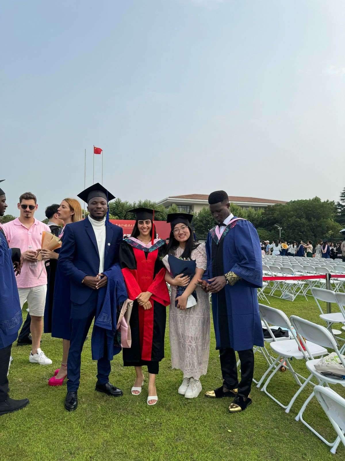 卡友琪（右三）在中國獲得學位后與同學合影。受訪者供圖