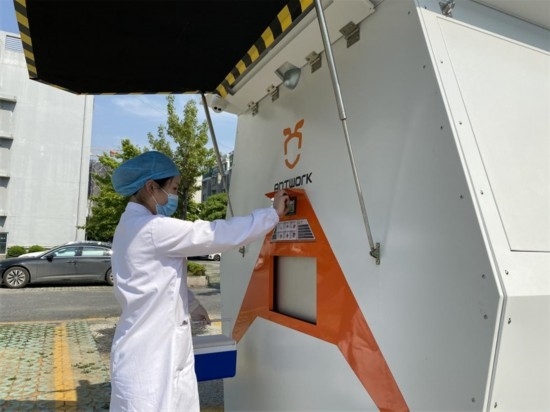 醫(yī)院接收無(wú)人機(jī)送來(lái)的醫(yī)療樣本。受訪者供圖
