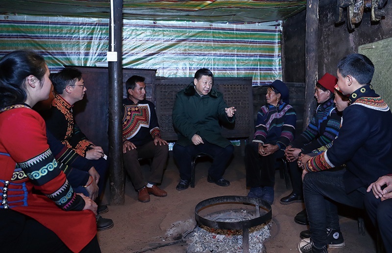 △2018年2月11日，四川涼山彝族自治州昭覺縣三岔河鄉(xiāng)三河村，習(xí)近平總書記來到村民節(jié)列俄阿木家中看望。