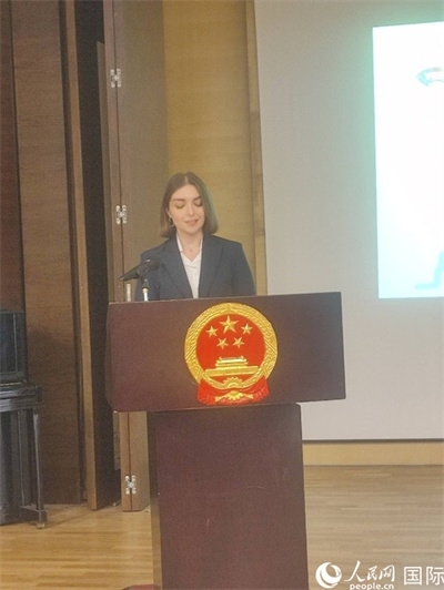 意方學(xué)生代表白綺花發(fā)言。人民網(wǎng)記者 鄭彬攝