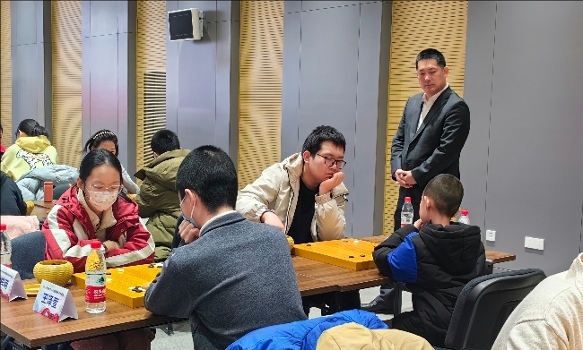 常昊觀戰(zhàn)年輕棋手們比賽。人民網(wǎng)記者 李乃妍攝