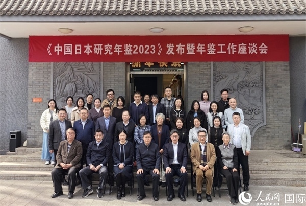 部分與會嘉賓合影留念。人民網(wǎng)記者 陳建軍攝