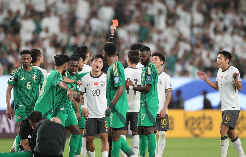 3月20日，主裁判向中國隊球員林良銘出示紅牌。新華社記者 王東震 攝