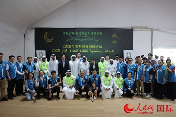 活動現(xiàn)場，中阿雙方合影留念。人民網(wǎng)記者 張志文攝