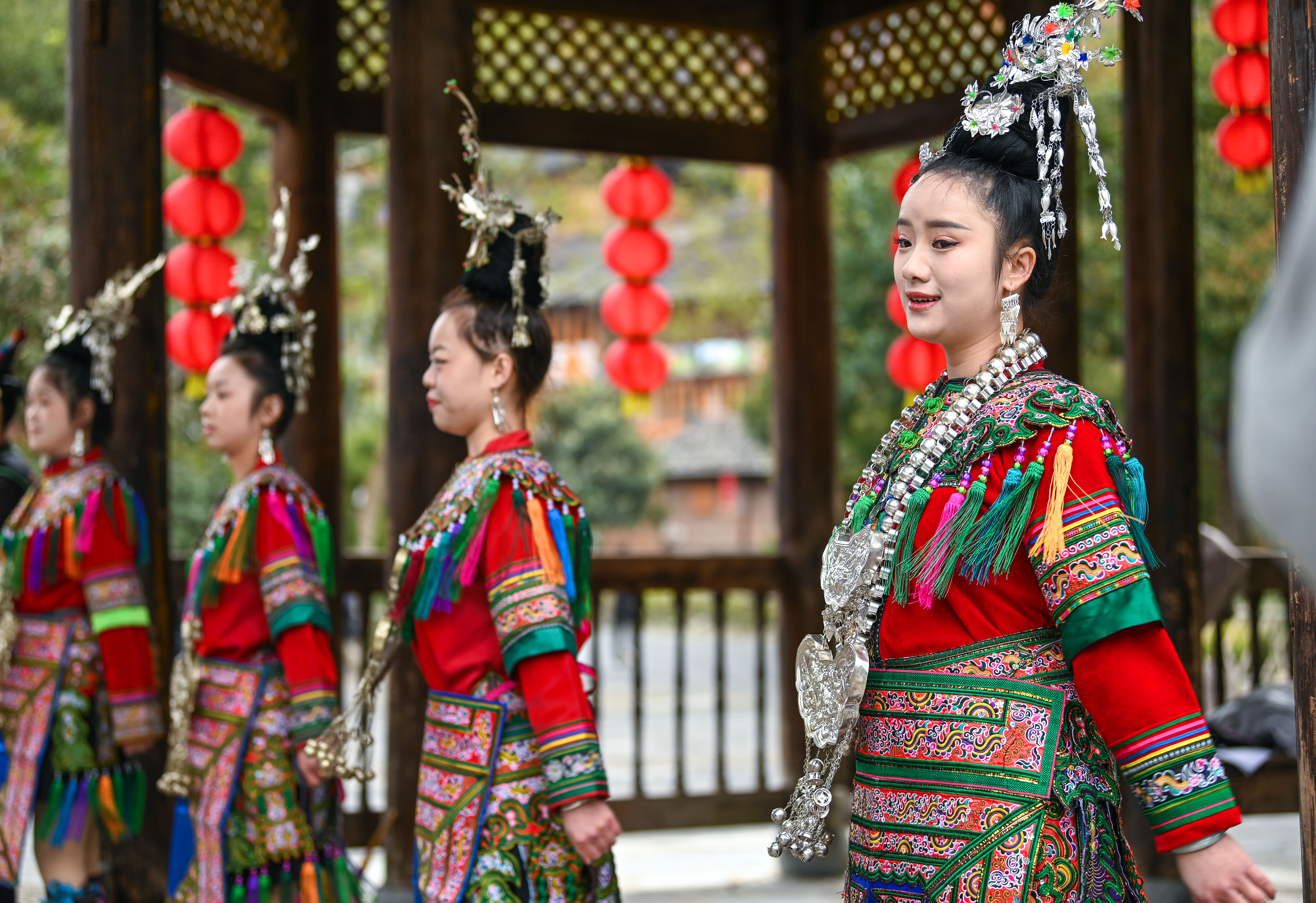  2025年3月18日，侗族群眾在貴州省黎平縣肇興侗寨給游客演唱侗族大歌。