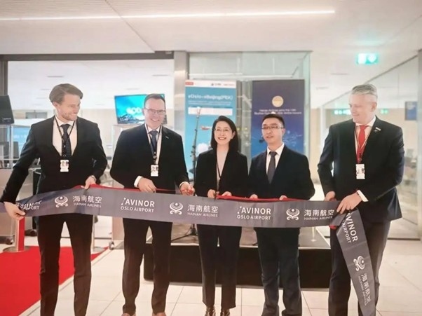 中國駐挪威大使侯悅（中）出席海航奧斯陸—北京直航開航儀式。中國駐挪威大使館供圖
