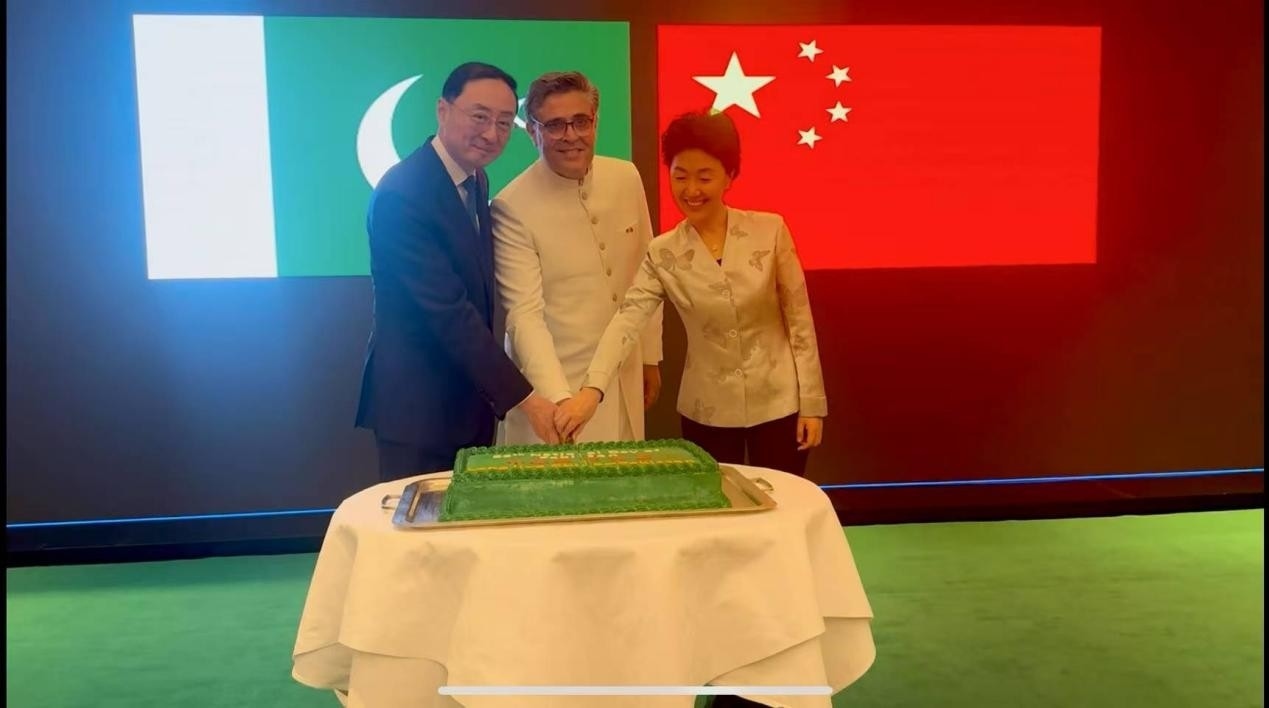 外交部副部長孫衛(wèi)東（左）、巴基斯坦駐華大使卡里爾·哈什米（中）、中聯(lián)部副部長孫海燕（右）共切蛋糕。巴基斯坦駐華大使館供圖