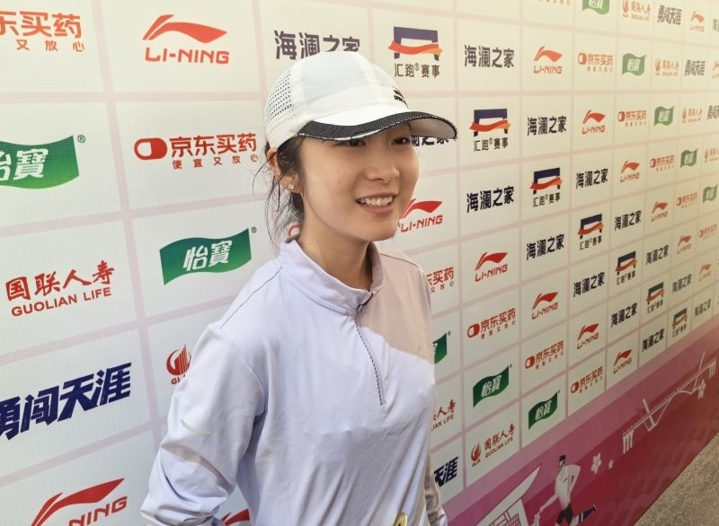 徐冰潔賽后接受采訪。 人民網(wǎng)記者 楊磊攝