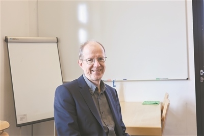 德國物理學會主席、雷根斯堡大學凝聚態(tài)物理學家克勞斯·里希特教授。駐德國記者 李山攝