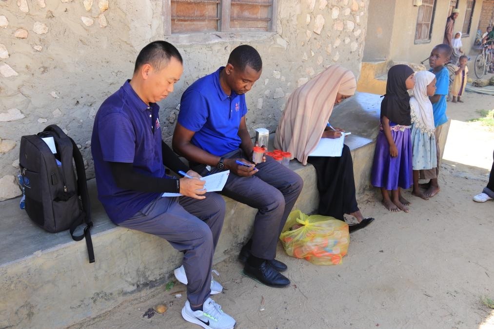 專家組指導非方疾控人員開展疾病篩查工作。專家組供圖