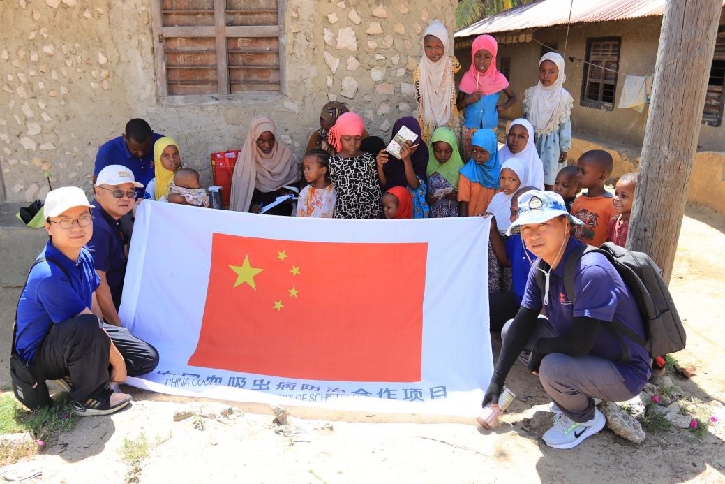 專家組與當?shù)卮迕窈嫌?。專家組供圖