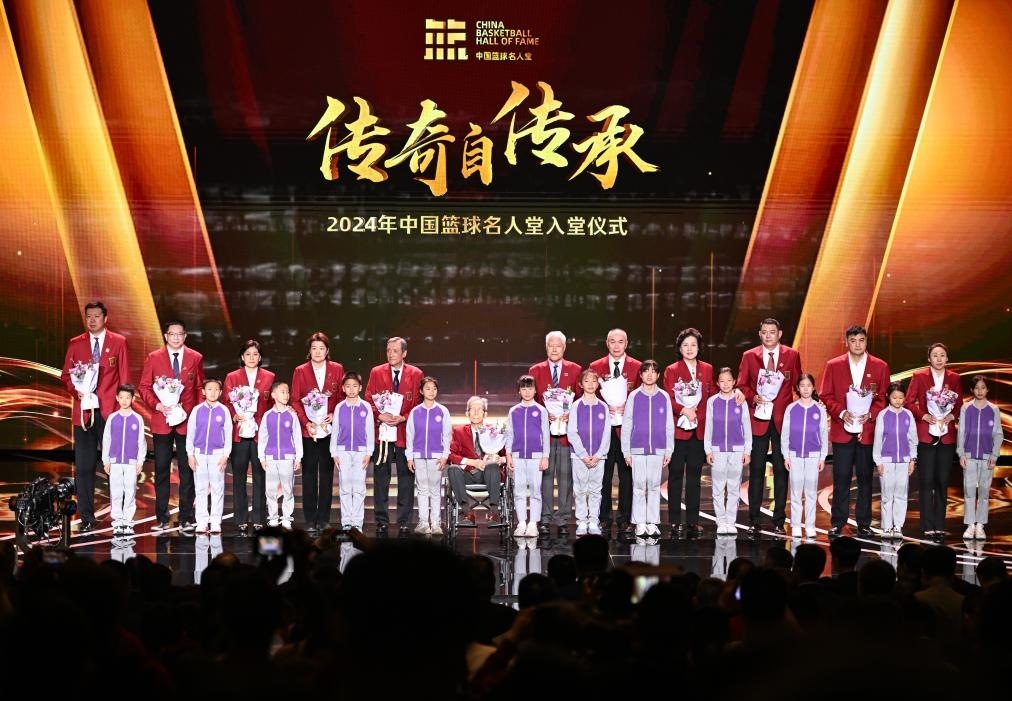 3月23日，在場的各屆中國籃球名人堂入堂人物在入堂儀式上合影留念。新華社記者 陳鐘昊 攝