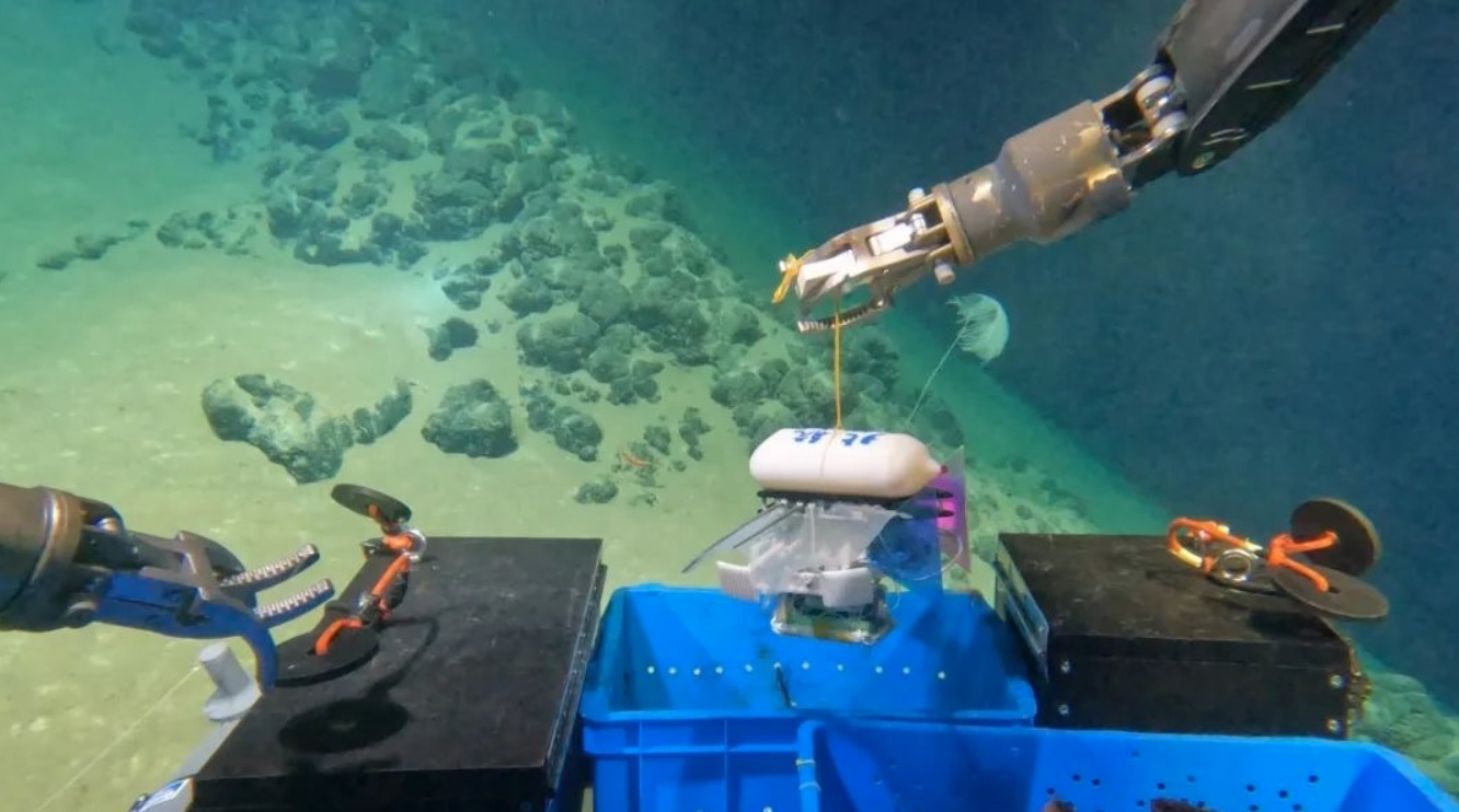 北航深海小型機(jī)器人在深海測(cè)試。校方供圖