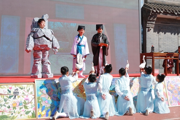 展覽開幕式上，府學(xué)學(xué)子上演情景劇《鵝池》。府學(xué)胡同小學(xué)供圖