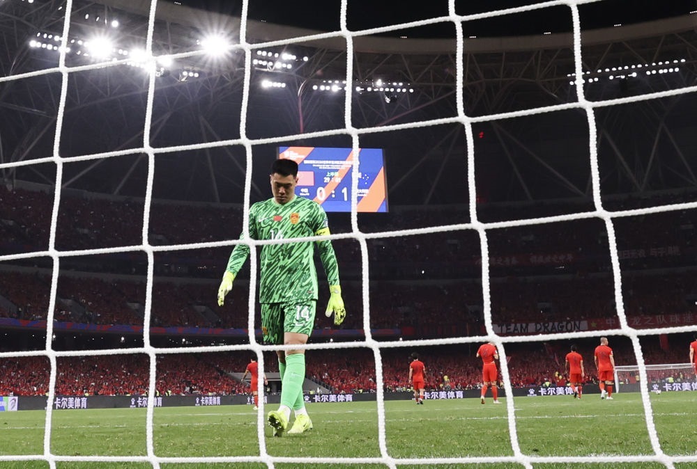 3月25日，中國隊守門員王大雷在球隊丟球后。新華社記者 曹燦 攝