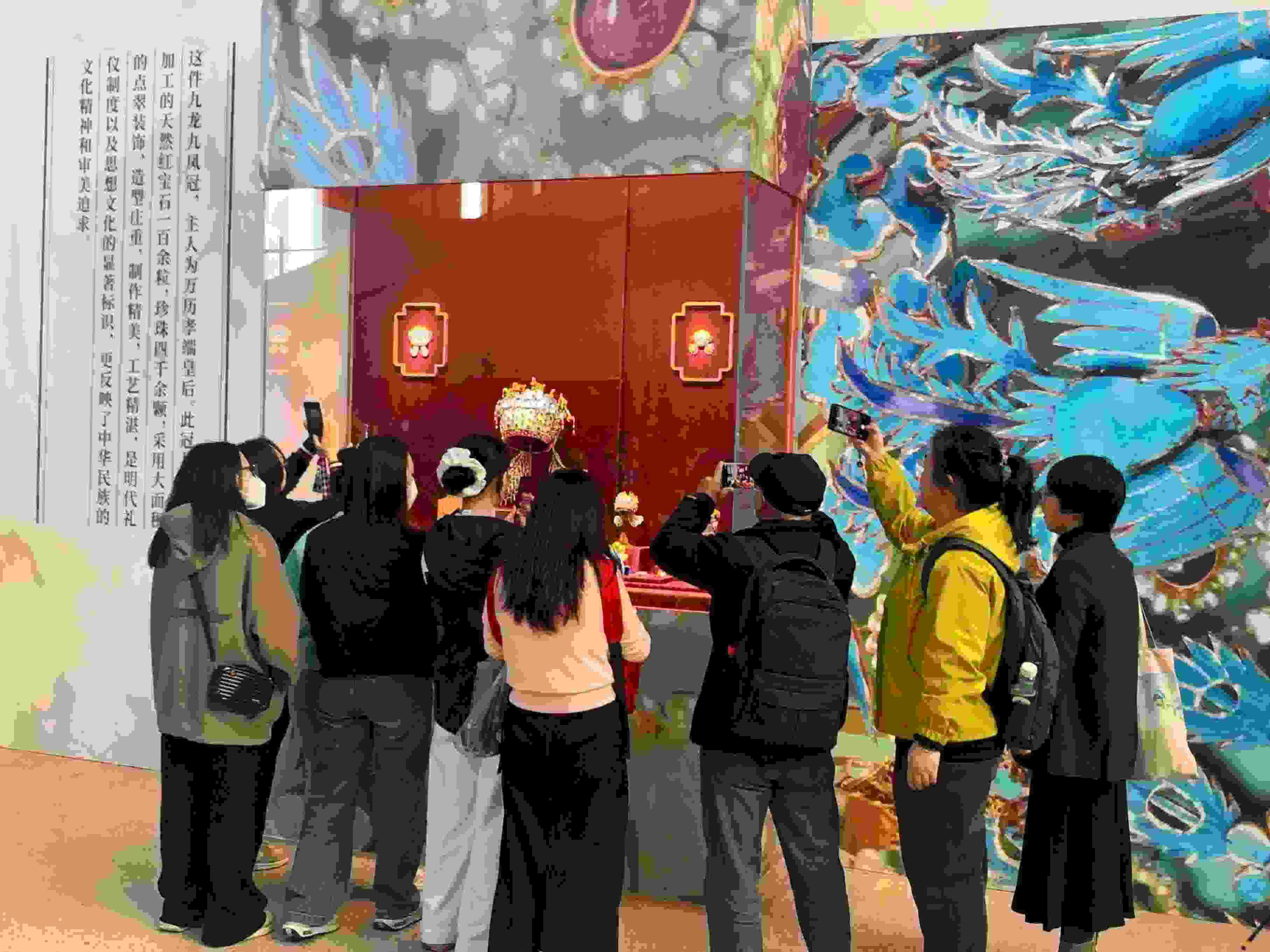 觀眾參觀國博鳳冠系列文創(chuàng)產(chǎn)品。人民網(wǎng)記者 劉穎穎攝