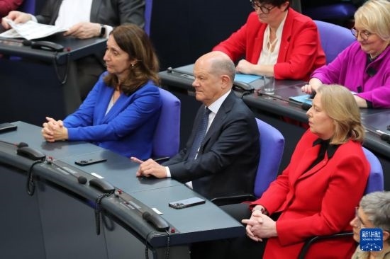 3月25日，在德國柏林，朔爾茨（中）出席新一屆德國聯(lián)邦議院首次全體會議。新華社記者 杜哲宇 攝