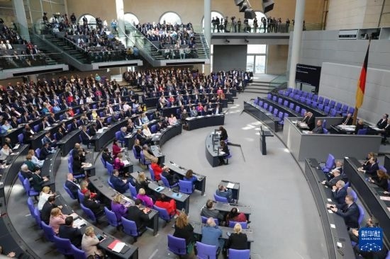 3月25日，在德國柏林，新一屆德國聯(lián)邦議院成立并召開首次全體會議。新華社記者 杜哲宇 攝