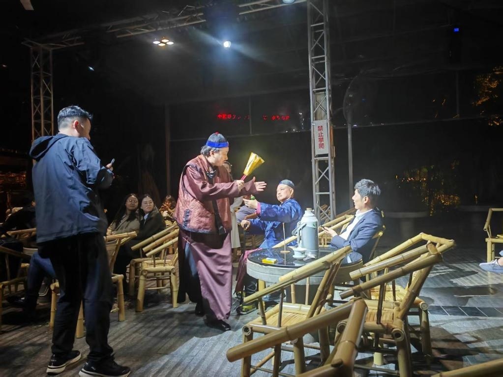3月24日，《鶴鳴傳奇》在四川省成都市人民公園鶴鳴茶社演出。新華社記者 張海磊 攝