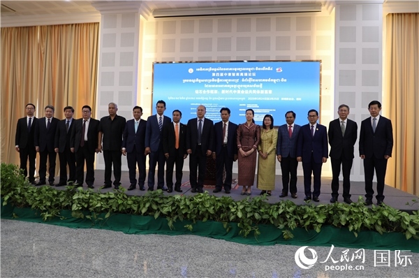 嘉賓合影。人民網(wǎng)記者 簡承淵攝