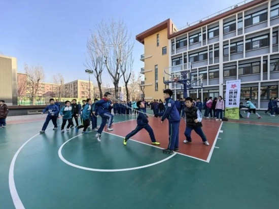 北京師范大學(xué)實驗小學(xué)開展跳繩比賽。