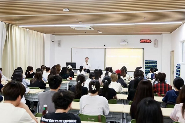 深圳職業(yè)技術(shù)大學(xué)黨委副書記、校長許建領(lǐng)為學(xué)生授課。學(xué)校供圖