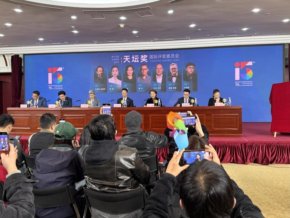發(fā)布會(huì)現(xiàn)場(chǎng)公布本屆天壇獎(jiǎng)國(guó)際評(píng)委會(huì)陣容。人民網(wǎng)記者 劉微攝