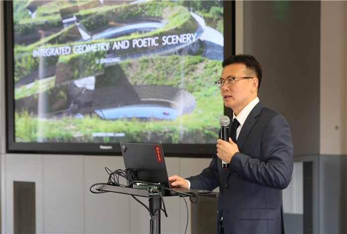 李興鋼院士做題為《勝景幾何》的主旨報告。活動主辦方供圖