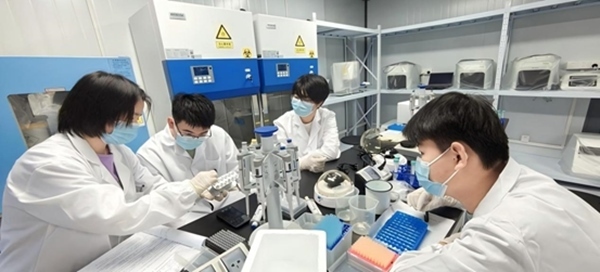 “個體基因解密實驗”預(yù)實驗課堂。東華大學(xué)供圖