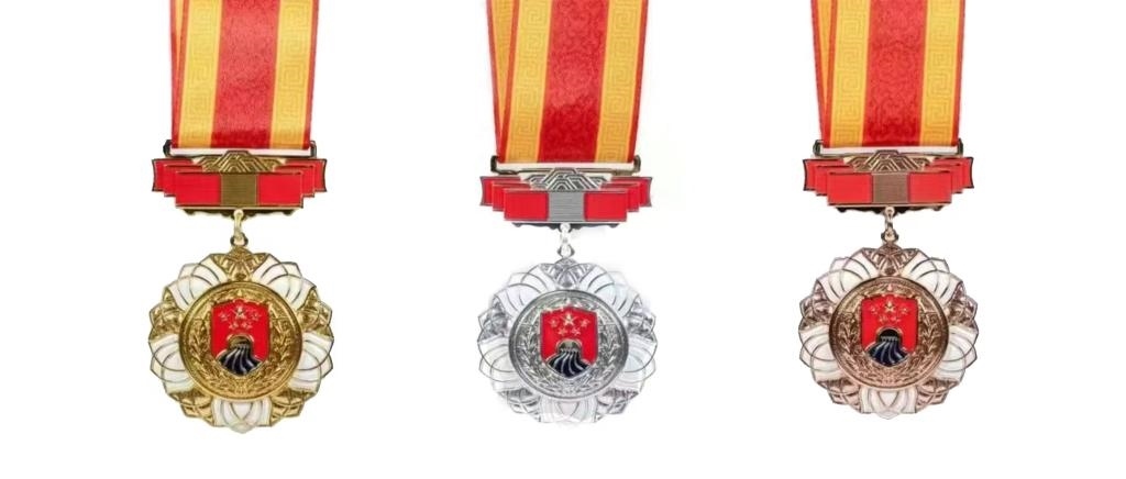 圖為戍守邊疆金質(zhì)、銀質(zhì)、銅質(zhì)紀(jì)念章。（國(guó)家移民管理局供圖）