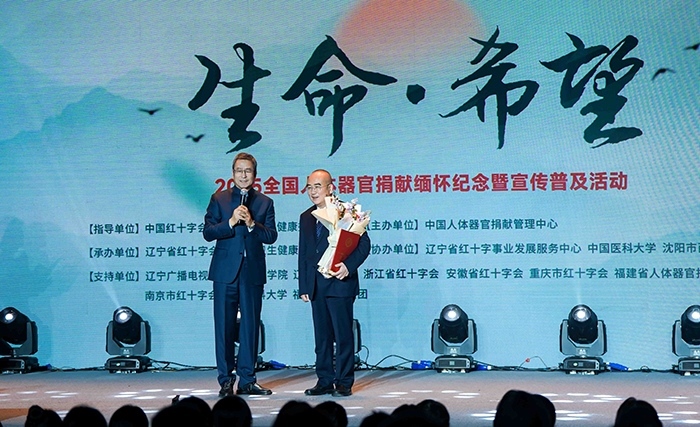 中國紅十字會副會長白巖松在現(xiàn)場采訪“人民英雄”張定宇教授。主辦方供圖