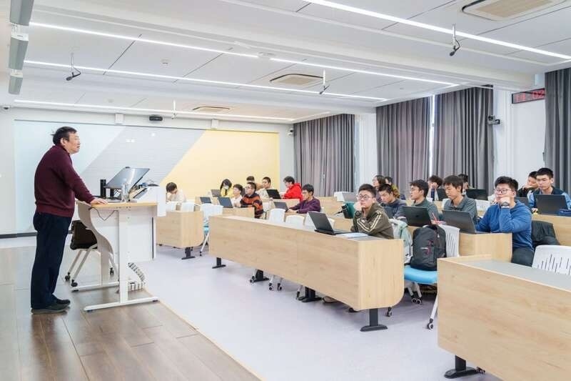 北航面向全校本科生開(kāi)設(shè)《人工智能導(dǎo)論》通識(shí)必修課。校方供圖
