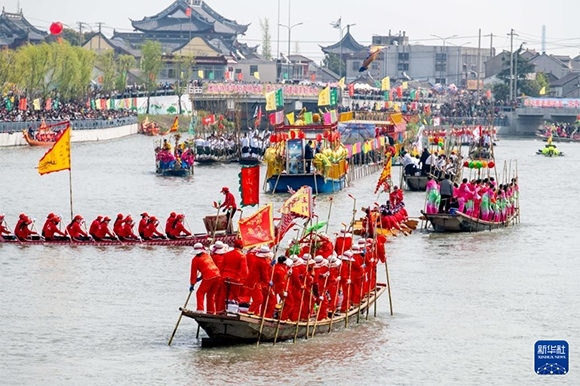 ?4月4日，選手在參加茅山會(huì)船盛會(huì) 。?新華社發(fā)（楊玉崗 攝）