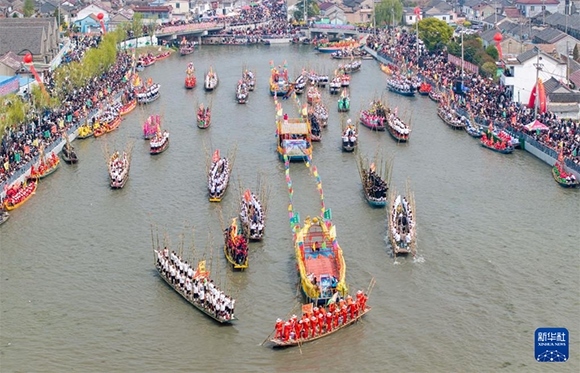 ?4月4日，選手在參加茅山會(huì)船盛會(huì)（ 無(wú)人機(jī)照片）。?新華社發(fā)（顧繼紅 攝）