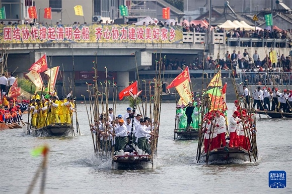 ?4月4日，選手在參加茅山會(huì)船盛會(huì)。新華社發(fā)（湯德宏 攝）