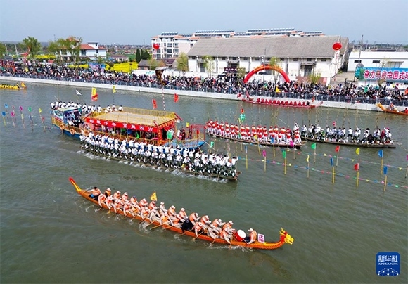 4月4日， 選手在參加茅山會(huì)船盛會(huì)（無(wú)人機(jī)照片）。新華社發(fā)（顧繼紅 攝）