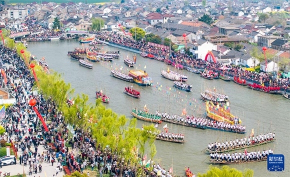 4月4日，選手在參加茅山會(huì)船盛會(huì)（無(wú)人機(jī)照片）。?新華社發(fā)（周社根 攝）