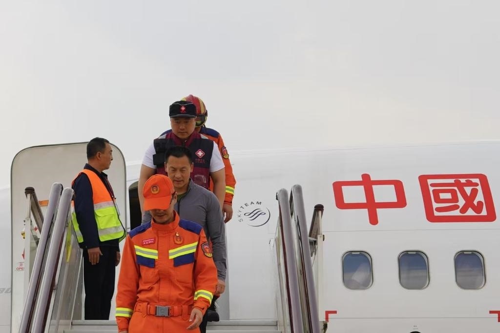 4月6日，在云南省昆明長(zhǎng)水機(jī)場(chǎng)，中國(guó)云南救援醫(yī)療隊(duì)抵達(dá)昆明。新華社記者 高詠薇 攝