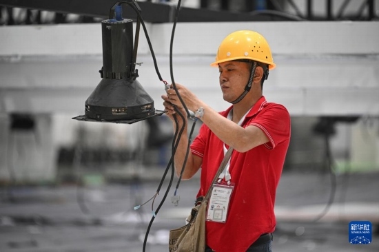 4月4日，工作人員在海南國際會展中心內(nèi)布設(shè)燈光。