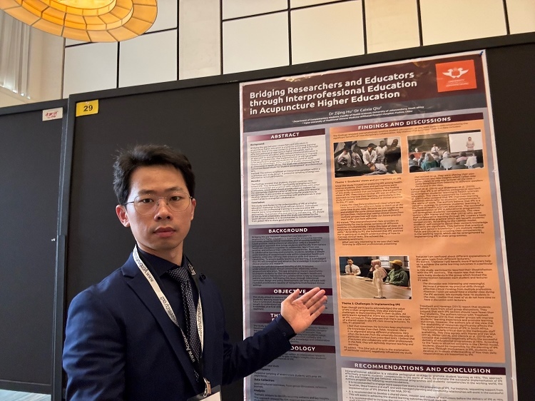 胡紫景醫(yī)生在國際針灸學術會議中。約翰內斯堡大學供圖