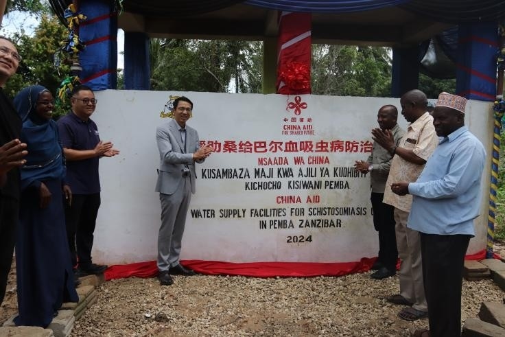 中國援助桑給巴爾血吸蟲病防治技術(shù)項(xiàng)目安全供水工程揭牌儀式日前在當(dāng)?shù)嘏e行。 施亮攝