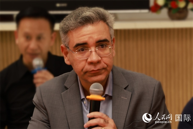 巴西弗魯米嫩塞聯(lián)邦大學(xué)教授、中國問題專家埃萬德羅·卡瓦略在座談會上致辭。人民網(wǎng)記者 陳海琪攝