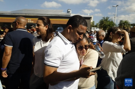  4月8日，人們聚集在多米尼加首都圣多明各的夜總會(huì)屋頂坍塌事故現(xiàn)場(chǎng)附近。新華社發(fā)