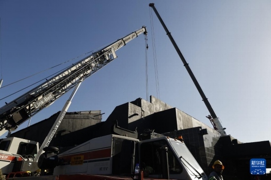  4月8日，救援人員在多米尼加首都圣多明各的夜總會(huì)屋頂坍塌事故現(xiàn)場(chǎng)工作。新華社發(fā)