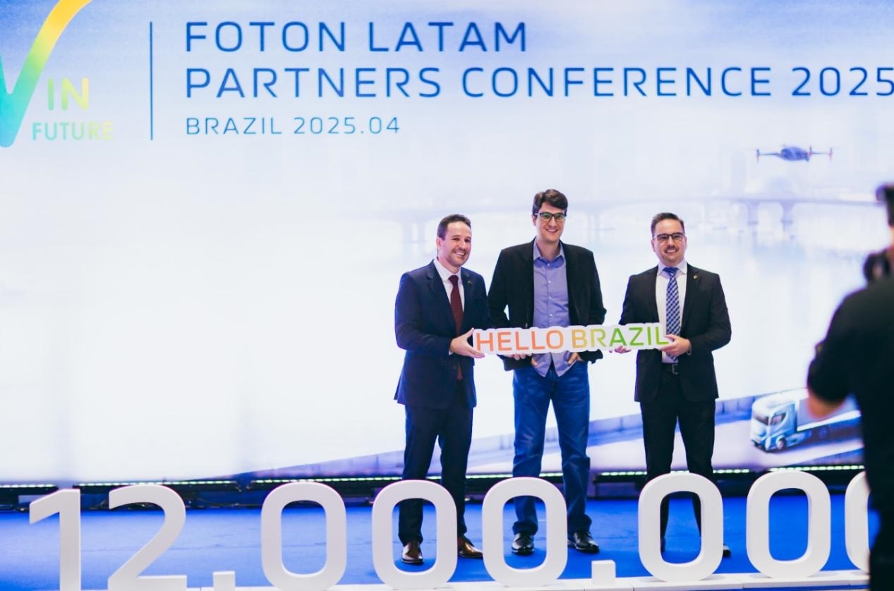 當(dāng)?shù)貢r(shí)間4月8日，福田汽車2025拉美合作伙伴大會(huì)暨巴西工廠首車下線儀式在巴西圣保羅舉行。福田巴西工廠供圖