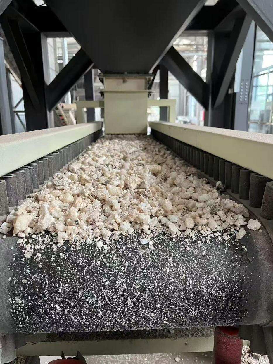 高純石英生產(chǎn)線。自然資源部供圖