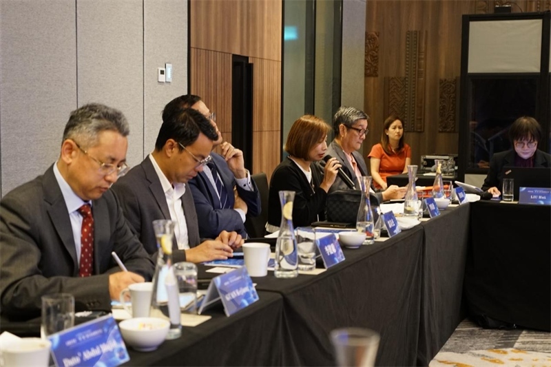 《南洋商報》總編輯羅依薇（左四）進(jìn)行致辭。林俊揚攝