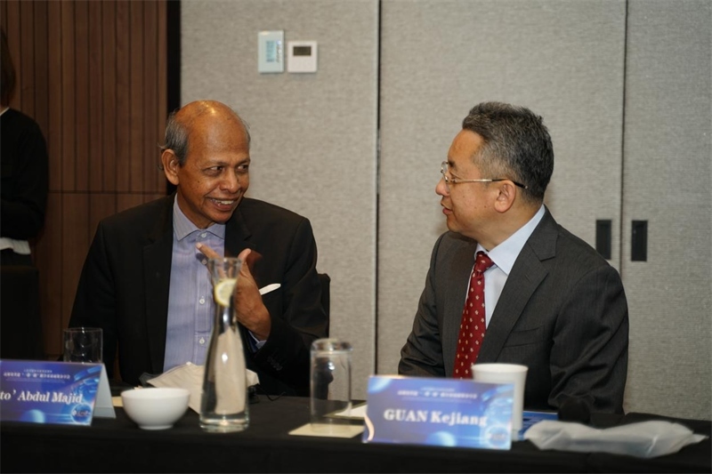 分享會現(xiàn)場，中方記者同與會代表進(jìn)行友好交流。林俊揚攝